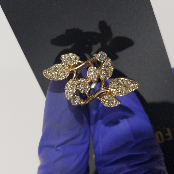 2/$30 Forever 21 Gold Tone Leaf Design Statement Ring w/ Rhinestones - Jewelry - Picture 5 of 8